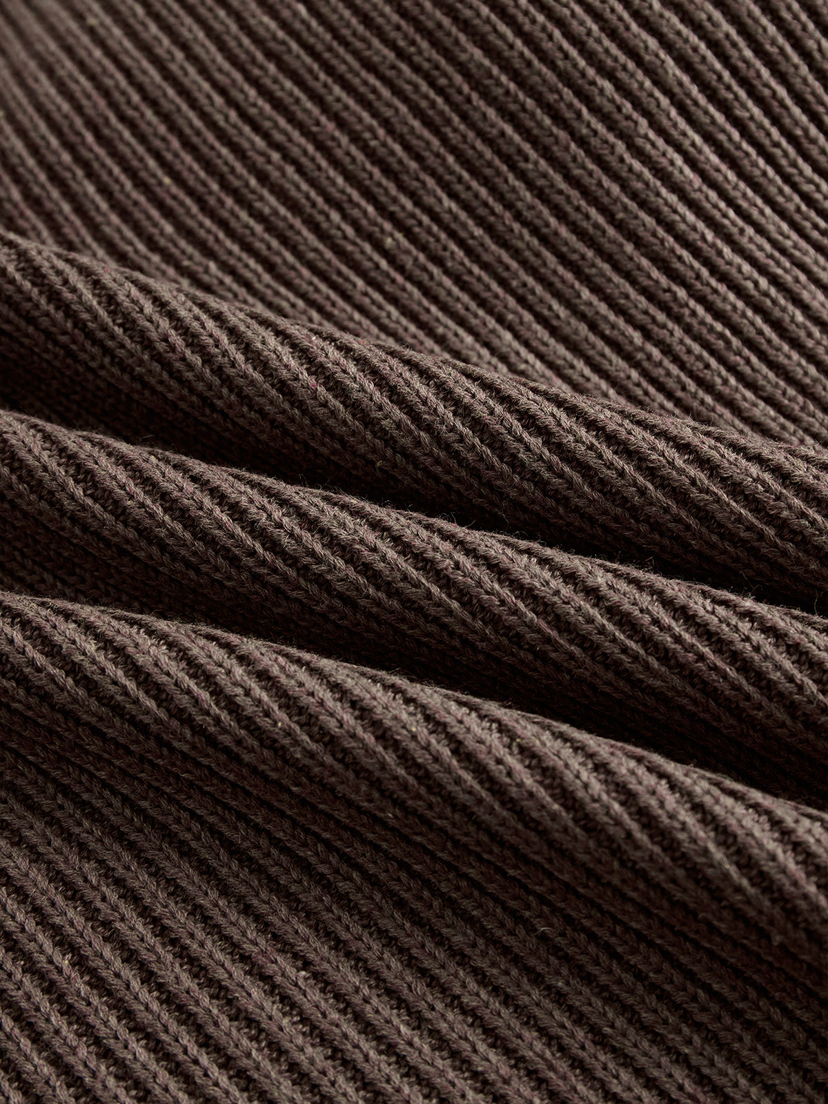 Swetrowa sukienka z falbanami — miękka, ciepła i romantyczna.