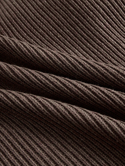 Swetrowa sukienka z falbanami — miękka, ciepła i romantyczna.